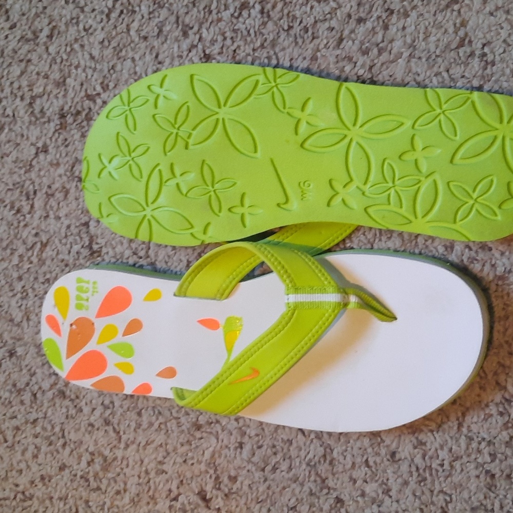 Nike flip-flops size 6, great condition.
